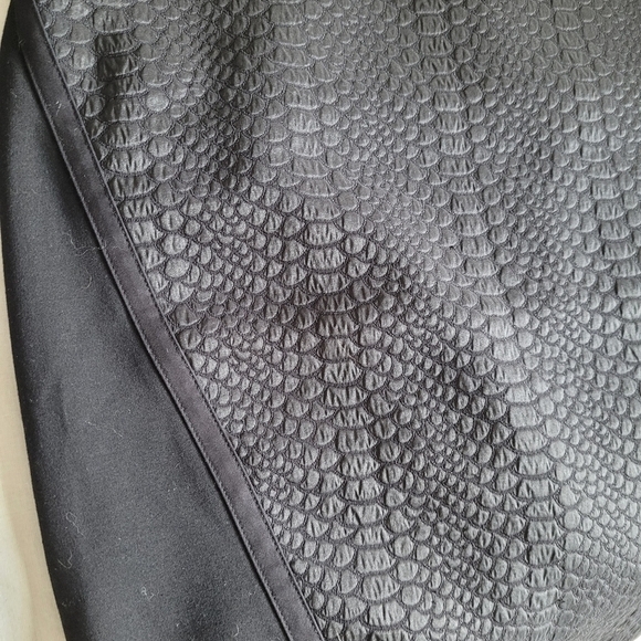 Ted Baker London | size 2 | midi skirt | black | snake embossed | vegan leather - Picture 6 of 10